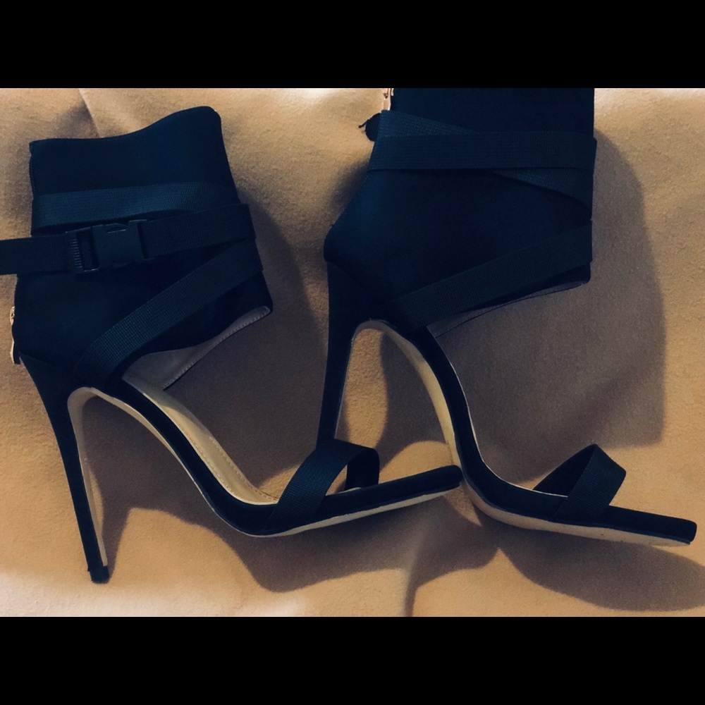 Simmi black heels with buckle. Brand new